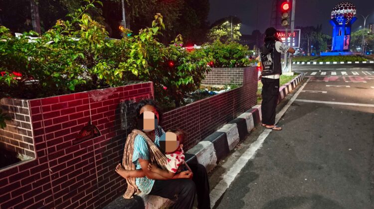 Anak jalanan ( gepeng) yang berada di lampu merah Tugu Adipura Kota Tangerang di malam hari (foto: tangerangpedia)