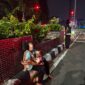 Anak jalanan ( gepeng) yang berada di lampu merah Tugu Adipura Kota Tangerang di malam hari (foto: tangerangpedia)