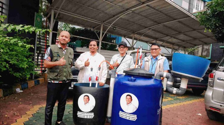 Pemberian bantuan Toren POC dan Biogas Dari Gubernur Banten Andra Soni yang di terima oleh Lurah Pakulonan Dwi Santoso (foto: tangerangpedia)