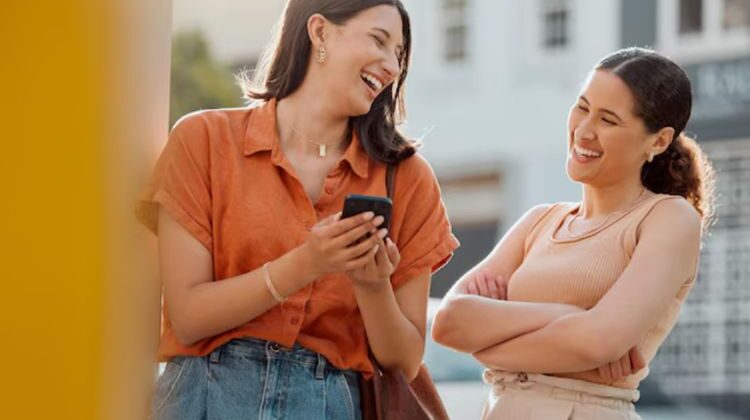 Orang Sibuk Buka Ponsel Saat Orang Berbicara Tunjukkan 7 Sifat Ini Tanpa Sadar, Menurut Psikologi