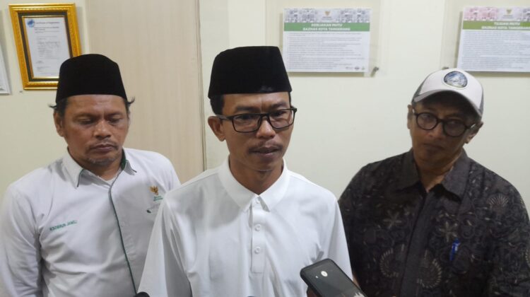 Lintas Komunitas Kota Tangerang menyerahkan donasi kepada Baznas untuk bencana Sumatera (foto:ist)