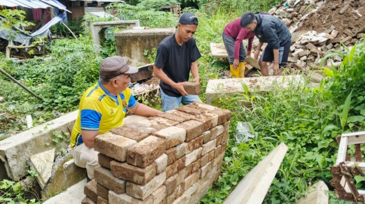 Lurah Mekarsari Yanyan bersama warga saat kerja bakti di hari lingkungan hidup nasional (foto:tangerangpedia)