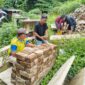 Lurah Mekarsari Yanyan bersama warga saat kerja bakti di hari lingkungan hidup nasional (foto:tangerangpedia)