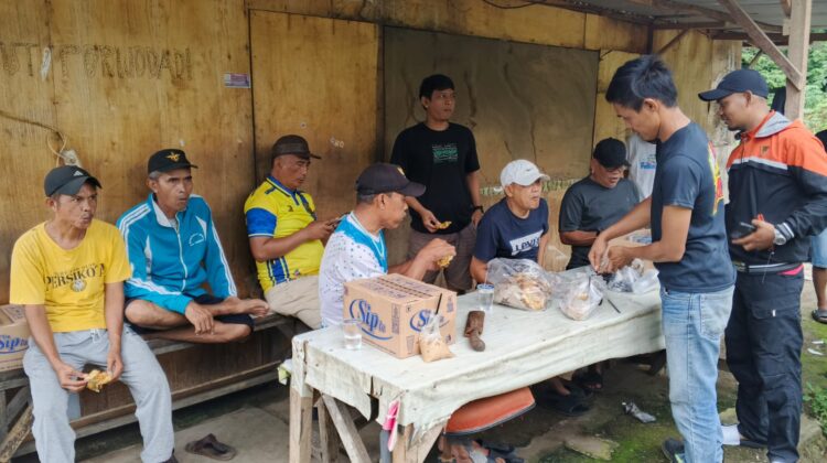 Karang Taruna bersama warga saat bersama membersihkan lingkungan