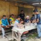 Karang Taruna bersama warga saat bersama membersihkan lingkungan