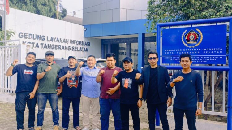 Ketua PWI Banten Rian Nopandra saat mengunjungi PWI Tangsel untuk mematangkan persiapan HPN Banten 2026 (foto: ist)