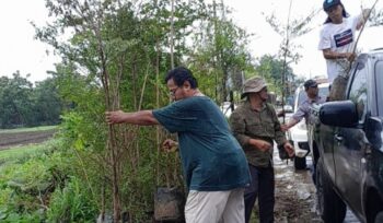 Banksasuci dalam kegiatan tanam pohon di bantaran kali Cisadane (foto:ist)