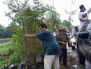Banksasuci dalam kegiatan tanam pohon di bantaran kali Cisadane (foto:ist)