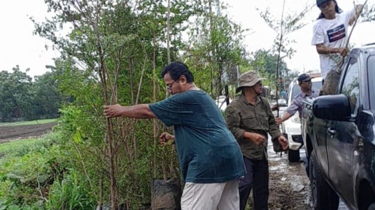 Banksasuci dalam kegiatan tanam pohon di bantaran kali Cisadane (foto:ist)
