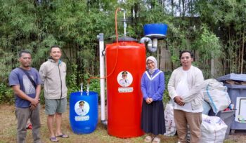 Bantuan toren POC dan biogas kepada bank sampah di Kota Tangerang Selatan (foto:ist)