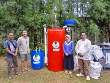 Bantuan toren POC dan biogas kepada bank sampah di Kota Tangerang Selatan (foto:ist)