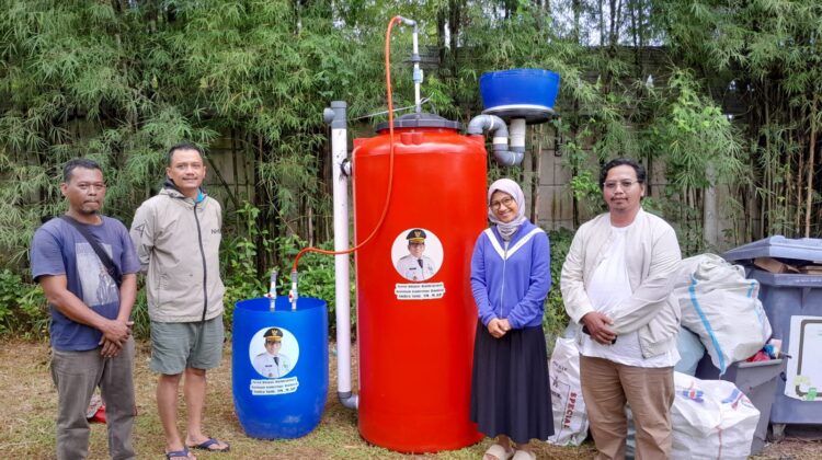 Bantuan toren POC dan biogas kepada bank sampah di Kota Tangerang Selatan (foto:ist)