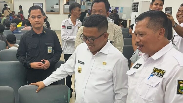 Gubernur Banten Andra Soni dan Kepala UPTD PPD Samsat Kelapa Dua Ahmad Baihaqi saat meninjau Pelayanan di Gerai Samsat Kelapa Dua. (foto:ist)
