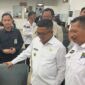 Gubernur Banten Andra Soni dan Kepala UPTD PPD Samsat Kelapa Dua Ahmad Baihaqi saat meninjau Pelayanan di Gerai Samsat Kelapa Dua. (foto:ist)