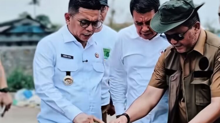 Gubernur Banten Andra Soni bersama Bupati Tangerang Moch Maesyal Rasyid saat meninjau TPA Jatiwaringin yang akan menjadi Lokasi Aglomerasi PSEL Tangerang Raya (foto: ist)