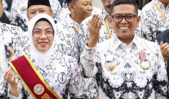 Gubernur Banten Andra Soni dan ibu Tinawati saat menerima penghargaan bergengsi dari Pengurus Besar Persatuan Guru Republik Indonesia (PB PGRI) (foto:ist)