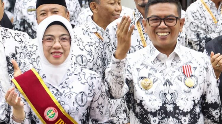 Gubernur Banten Andra Soni dan ibu Tinawati saat menerima penghargaan bergengsi dari Pengurus Besar Persatuan Guru Republik Indonesia (PB PGRI) (foto:ist)