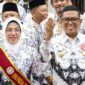 Gubernur Banten Andra Soni dan ibu Tinawati saat menerima penghargaan bergengsi dari Pengurus Besar Persatuan Guru Republik Indonesia (PB PGRI) (foto:ist)