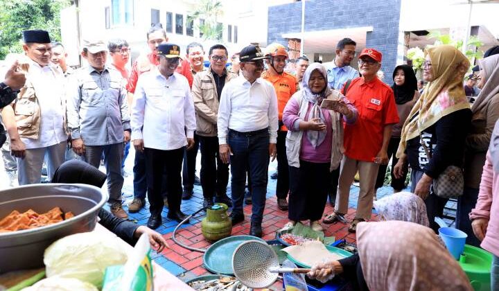 Andra Soni didampingi Wali Kota Tangerang H. Sachrudin, Wakil Wali Kota Tangerang Maryono, serta pimpinan dan anggota DPRD Kota Tangerang dalam peninjauan lokasi banjir. (foto:ist)