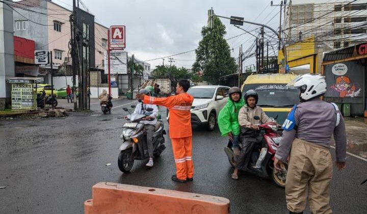 Petugas di jalan HOS Cokroaminoto (foto:ist)