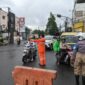 Petugas di jalan HOS Cokroaminoto (foto:ist)