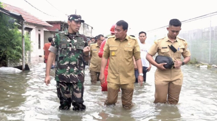 Bupati Tangerang Moch. Maesyal Rasyid saat meninjau lokasi banjir di Kosambi (foto:ist)