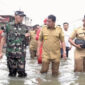 Bupati Tangerang Moch. Maesyal Rasyid saat meninjau lokasi banjir di Kosambi (foto:ist)