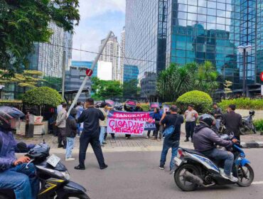 Masa aksi Kalung saat orasi di depan kantor KLHK atas pencemaran Sungai Cisadane (foto:tangerangpedia)