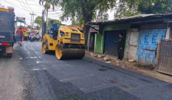 Petugas PUPR Kota Tangerang saat melakukan Pemadatan Aspal di Jalan Neglasari (foto:tangerangpedia)