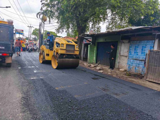 Petugas PUPR Kota Tangerang saat melakukan Pemadatan Aspal di Jalan Neglasari (foto:tangerangpedia)