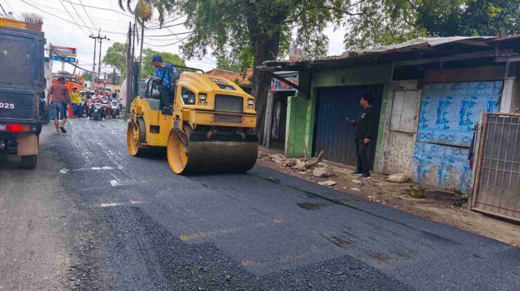 Petugas PUPR Kota Tangerang saat melakukan Pemadatan Aspal di Jalan Neglasari (foto:tangerangpedia)