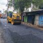 Petugas PUPR Kota Tangerang saat melakukan Pemadatan Aspal di Jalan Neglasari (foto:tangerangpedia)