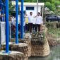 Gubernur Banten Andra Soni saat turun langsung meninjau lokasi sekaligus memastikan Bendung Sarakan berfungsi optimal (foto:tangerangpedia)