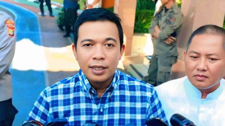 Ketua DPRD Kota Tangerang Rusdi Alam saat membahas persiapan Paripurna HUT ke-33 Kota Tangerang (foto:Zie)