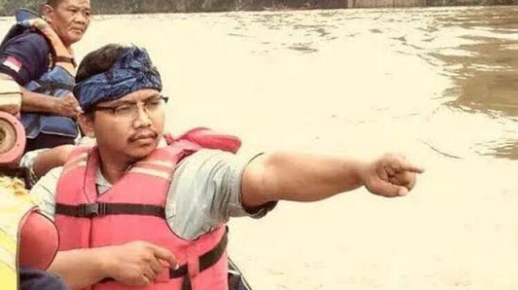 Koordinator Koalisi Aktivis Lingkungan Hidup Tangerang (Kalung), Ade Yunus di sungai Cisadane (foto:ist)