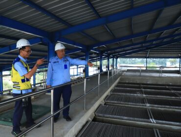 Dirtek Perumda Tirta Benteng bersama staff saat mengecek kualitas air (foto:ist)