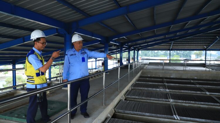Dirtek Perumda Tirta Benteng bersama staff saat mengecek kualitas air (foto:ist)