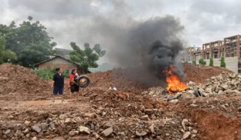 Aksi Protes Bakar Ban oleh Korban Kasus pengeroyokan Sutera Rasuna Pinang (foto:ist)
