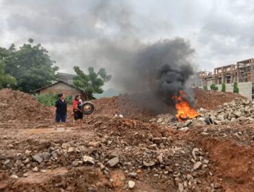 Aksi Protes Bakar Ban oleh Korban Kasus pengeroyokan Sutera Rasuna Pinang (foto:ist)
