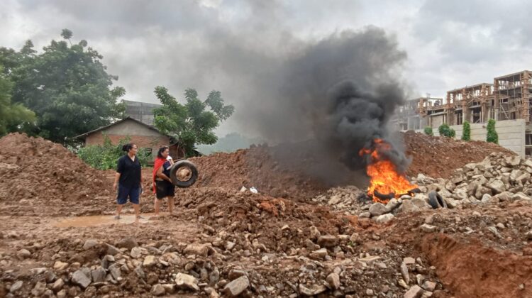 Aksi Protes Bakar Ban oleh Korban Kasus pengeroyokan Sutera Rasuna Pinang (foto:ist)