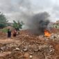 Aksi Protes Bakar Ban oleh Korban Kasus pengeroyokan Sutera Rasuna Pinang (foto:ist)