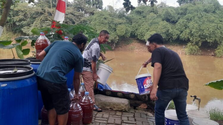 Banksasuci Foundation melarutkan 20 ton Eco Enzyme di wilayah perbatasan Tangerang Selatan (foto:ist)