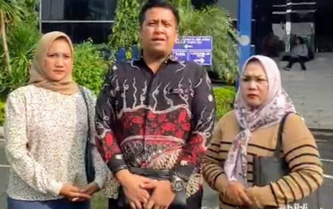 Ahli Waris saat melaporkan dugaan tindak pidana memasuki pekarangan tanpa izin ke Polda Metro Jaya (foto:ist)