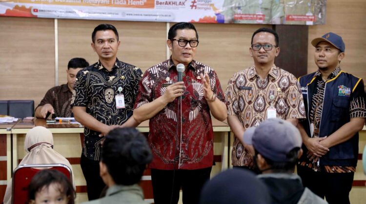 Wakil Wali Kota Tangerang, H. Maryono saat meninjau penyaluran BSU di Kecamatan Pinang (foto:ist)