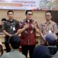 Wakil Wali Kota Tangerang, H. Maryono saat meninjau penyaluran BSU di Kecamatan Pinang (foto:ist)