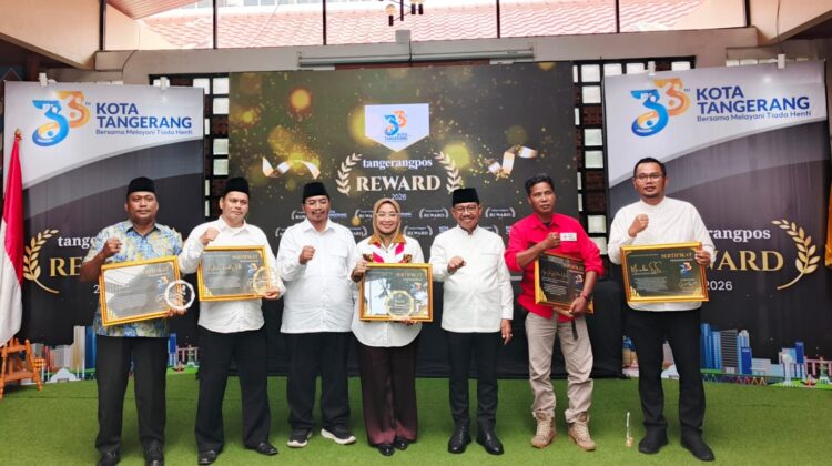CEO Tangerangpos Ade Yunus, Walikota Tangerang Sachrudin berswafoto bersama dengan penerima penghargaan dalam acara Tangerangpos Reward 2026 (foto:Zie)