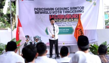 Ketua Bawaslu Kota Tangerang Kamarullah saat memberikan sambutan pada peresmian kantor Bawaslu (foto:ist)
