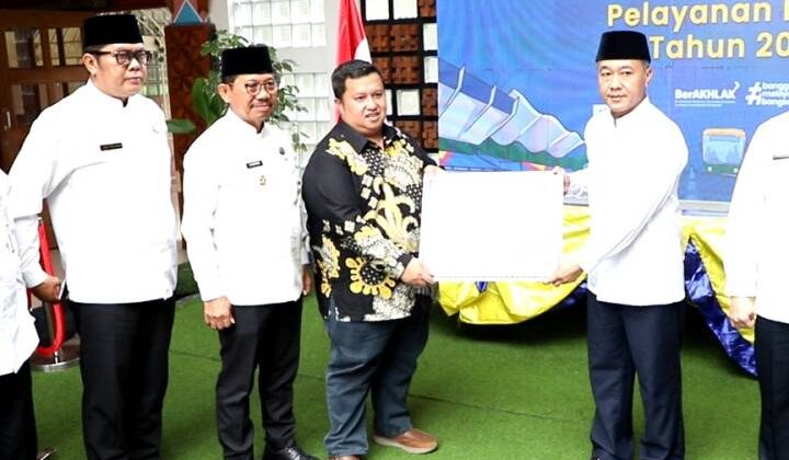 Penyerahan piagam kepada Dinas Pendidikan Kota Tangerang dalam kegiatan Penilaian Maladministrasi Pelayanan Publik Tahun 2025 di Ruang Patio Puspem Kota Tangerang (foto:ist)