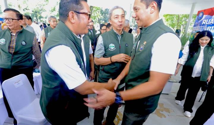 Maryono Wakil Wali Kota Tangerang bersama Menteri Koordinator Bidang Infrastruktur dan Pembangunan Kewilayahan, Agus Harimurti Yudhoyono saat menghadiri Town Hall Meeting dan Pencanangan Gerakan Nasional Galang RTHB, (foto: ist)