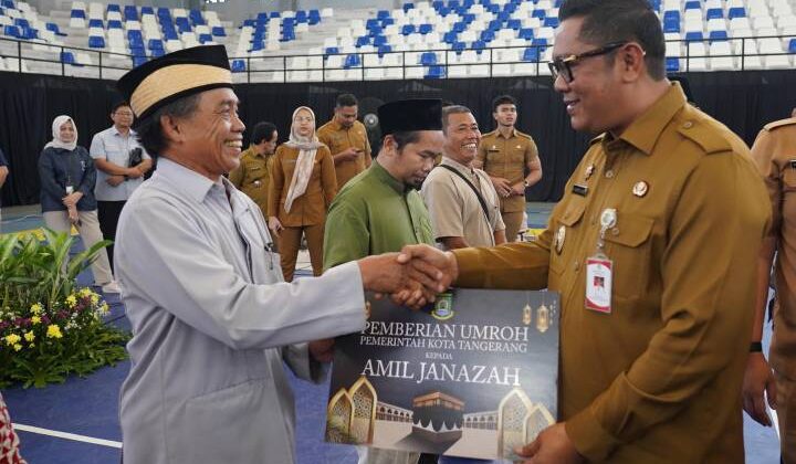 Wakil Wali Kota H.Maryono Hasan memberikan paket umrah kepada pekerja sosial kemasyarakatan sebagai kado HUT ke-33 Kota Tangerang. (foto:ist)